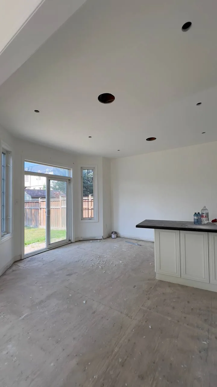 Finished great room ceiling with sliding glass doors